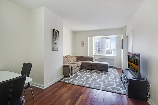 Rented by Nest Seekers International | media 9