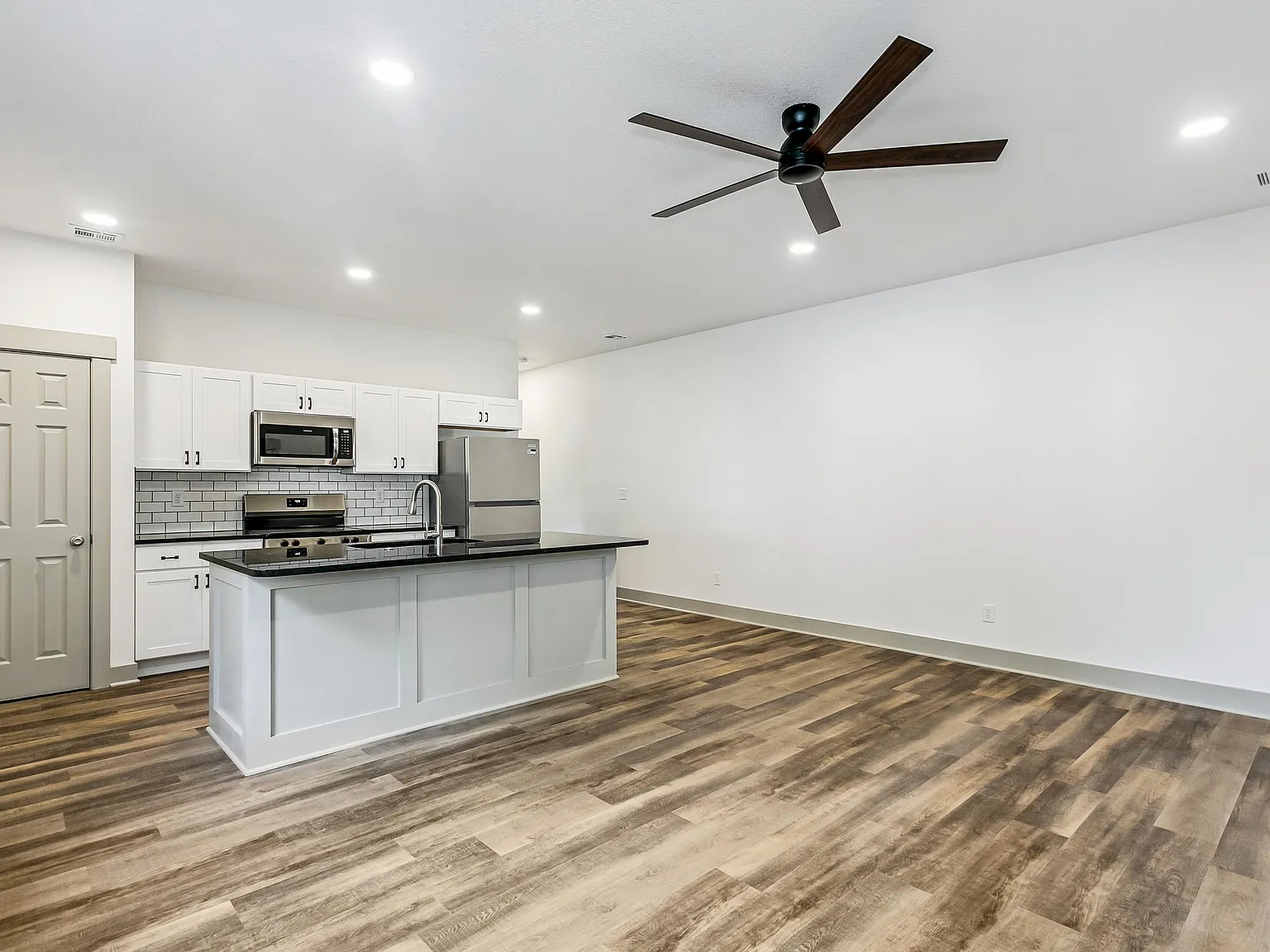3 bed, 1100 sqft, $1,375 — Photo 2