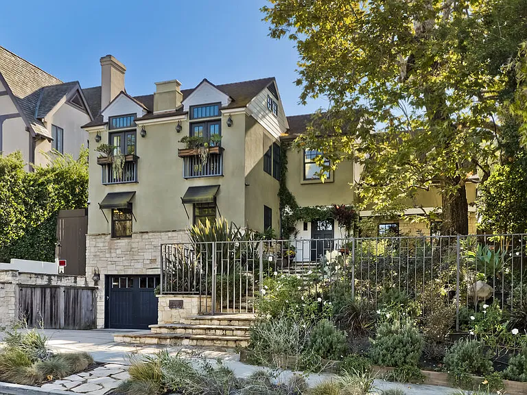 2855 Club Dr — Photo 2