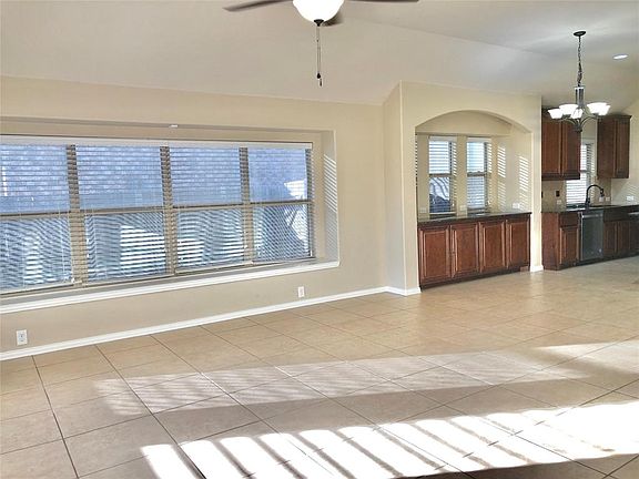 4th image of 320 Darlington Trl