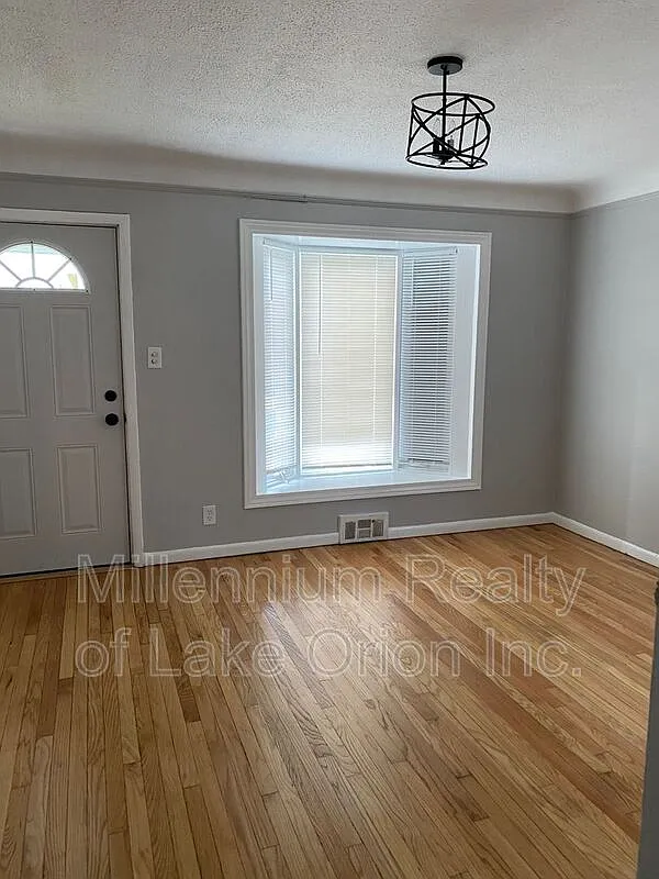 3 bed, 1.0 bath, 1100 sqft, $1,395 — Photo 3