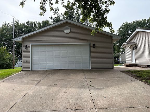 2.5 car garage w/work bench