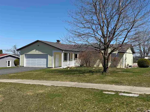 1415 Highland Dr, Petoskey, MI 49770