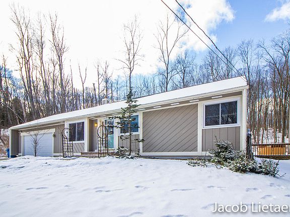 3rd image of 3535 Grand River Dr NE