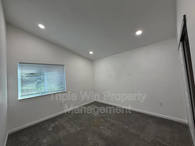 1332 Langholm Dr — Photo 11