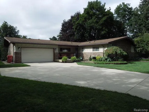 60553 Coachman Point, Washington, MI 48094