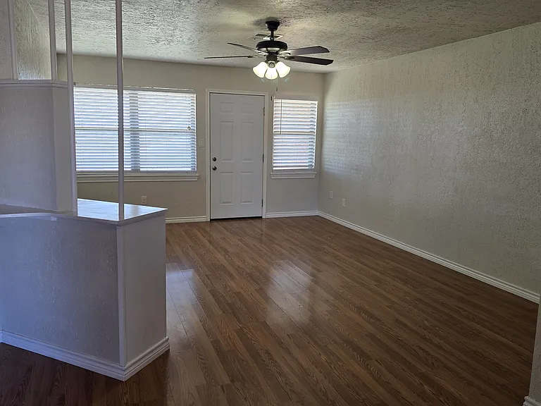 555 SW Belmont Ave — Photo 3
