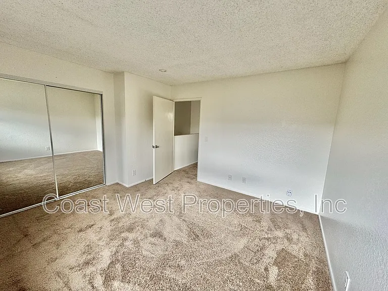 129 Jupiter St E — Photo 11