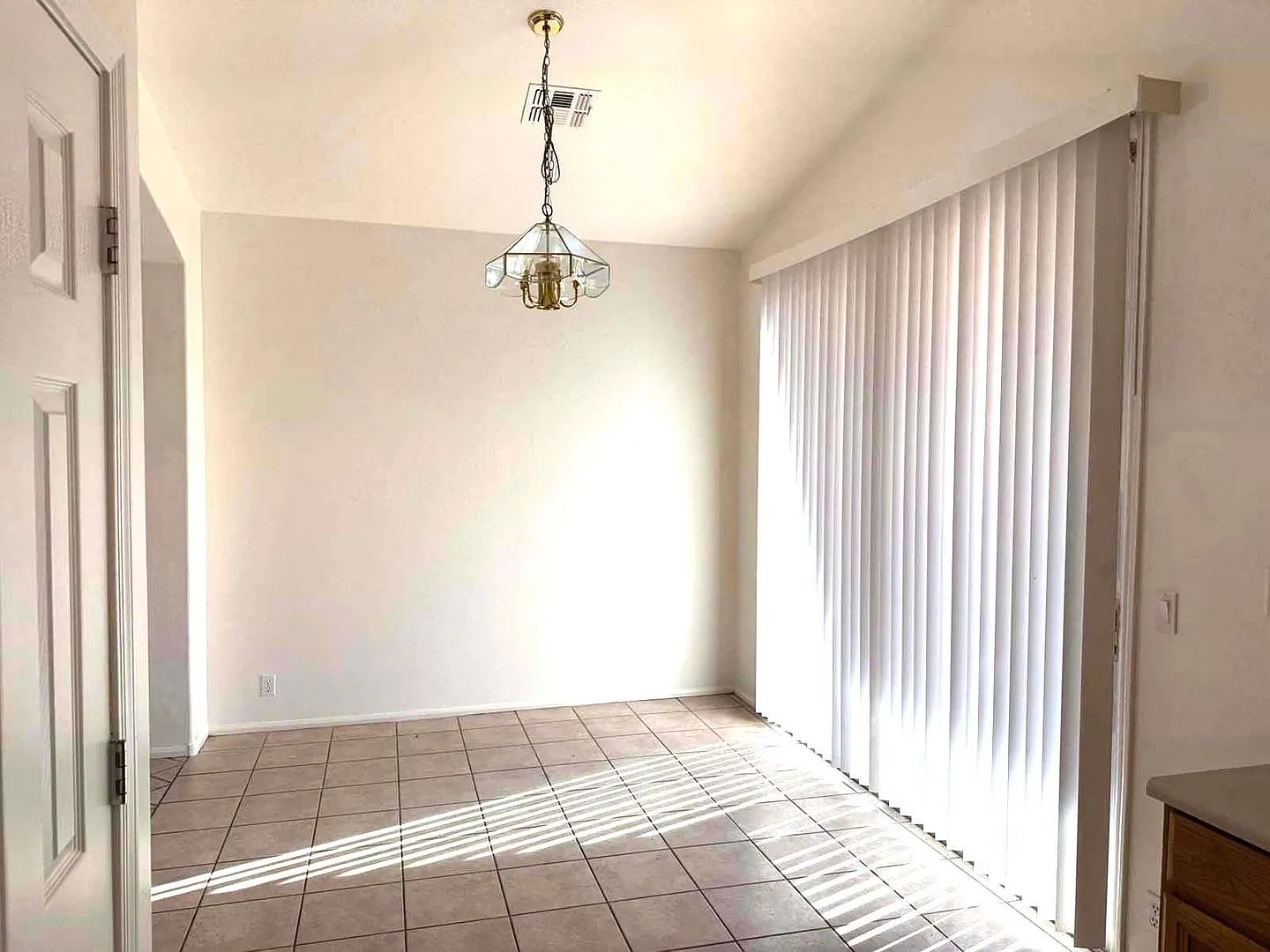 Great 3 Bed 2 Bath Home Located Near Power & Baseline — Photo 4