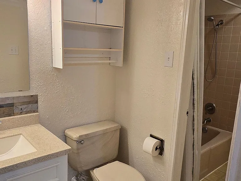 jack & jill bath upstairs