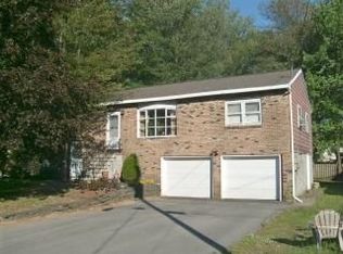 13 Moon Dr, Albany, NY 12205