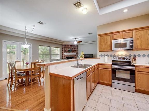 The nook is perfect for informal family meals. Grab a quick bite at the breakfast bar before dashing out the door to work or school.