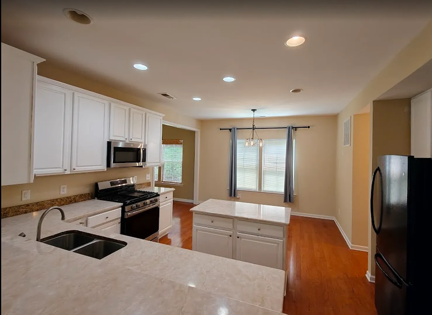 3Bed/2.5Bath 2688 sq ft home located in Stonington — Photo 4
