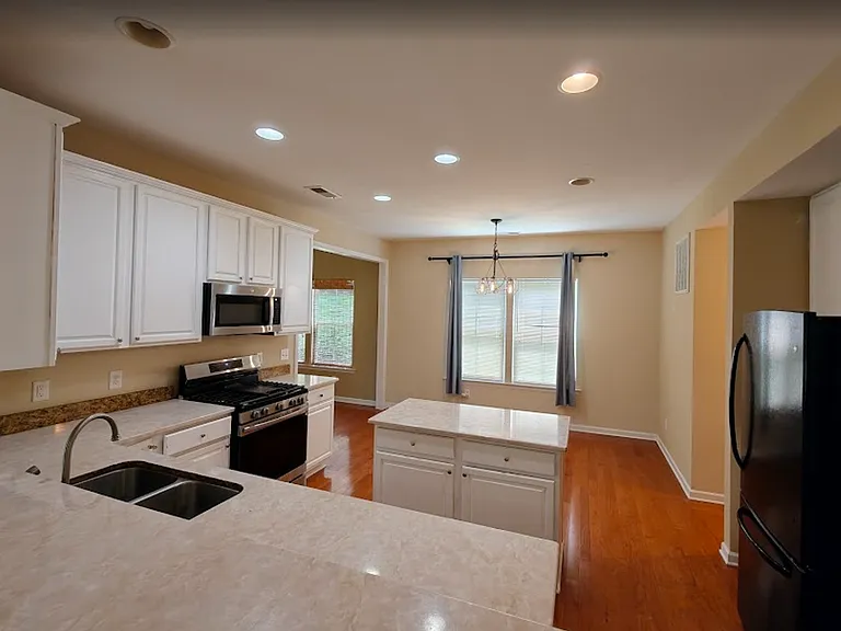 809 Redden Row — Photo 4