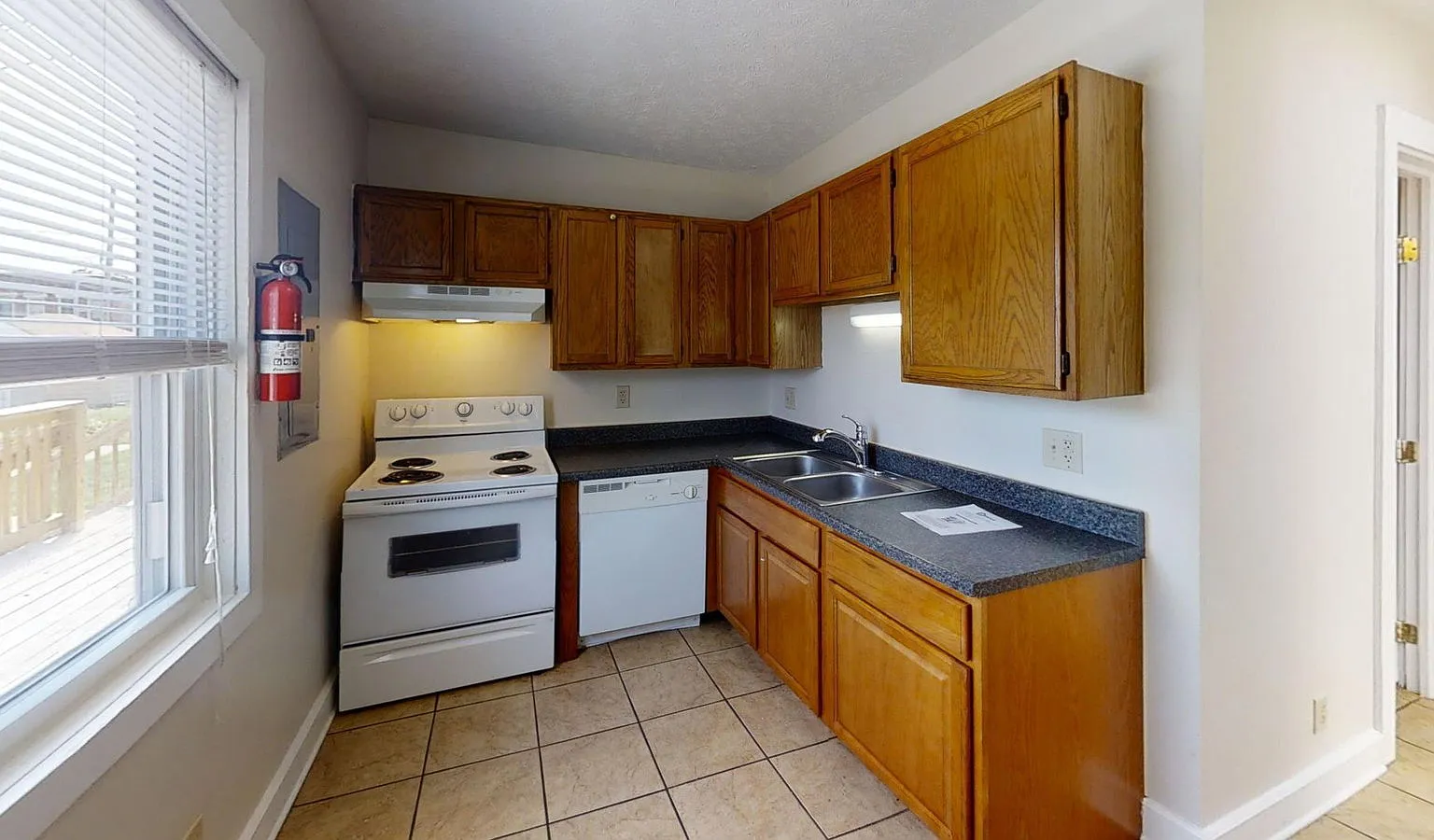 3 bed, 1.0 bath, 1400 sqft, $1,299 — Photo 2