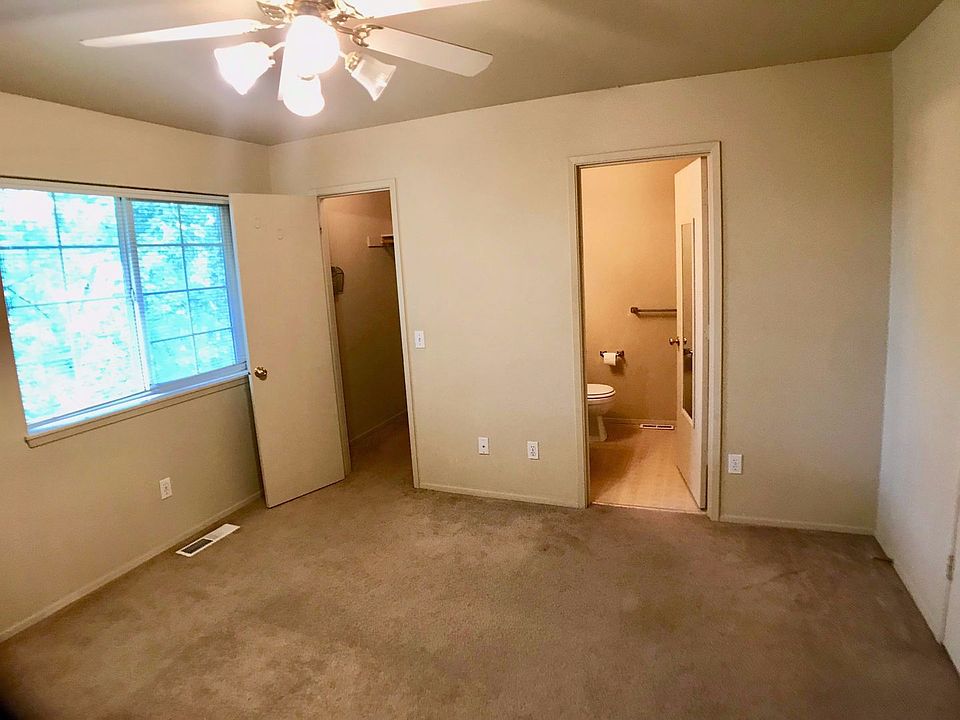 1st image of 990 NE Savannah Dr APT 2