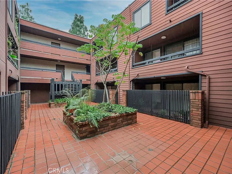 4425 Whitsett Ave — Photo 2