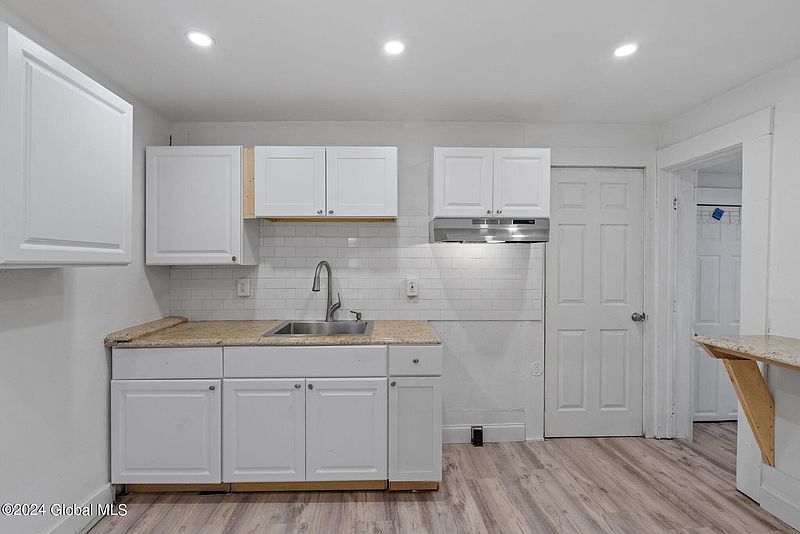 4th image of 9 Robbins Avenue