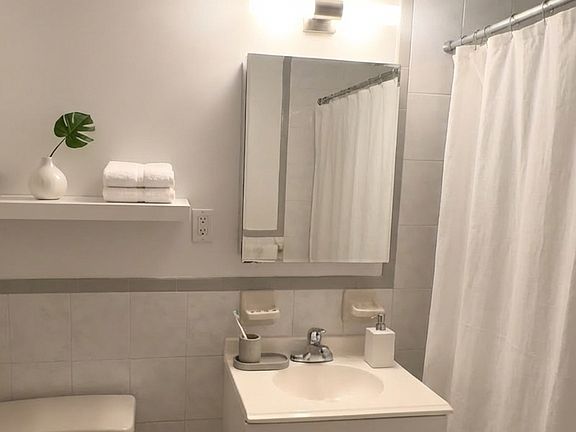 5th image of 2588 36th St APT 2R