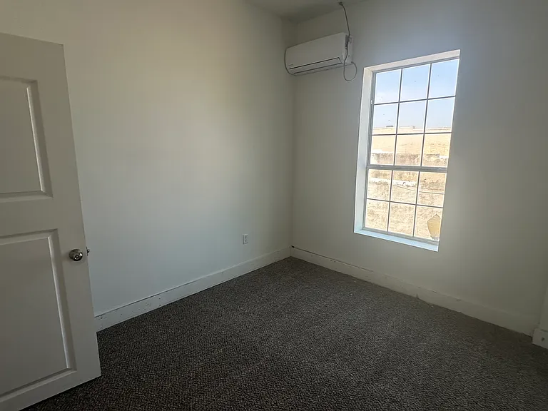 283 S Sam Houston Blvd — Photo 2