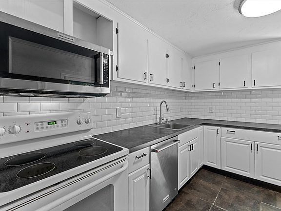 5th image of 42 Woodway Dr