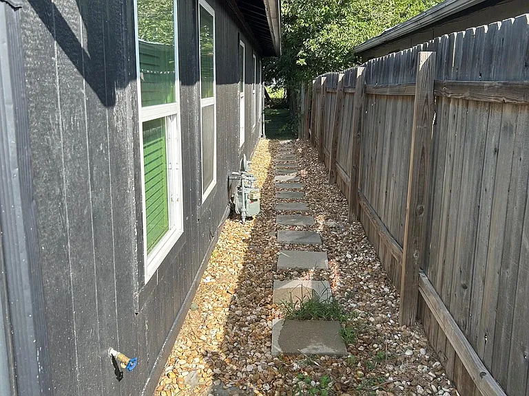 1118 Brookswood Ave E #B — Photo 17