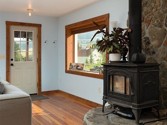 5th image of 108 E Warren St