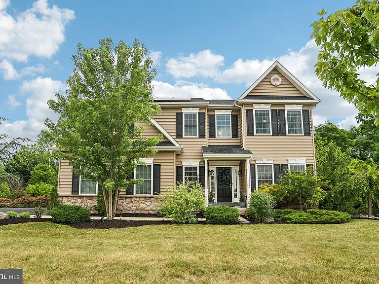 427 Green Meadow Dr — Photo 1