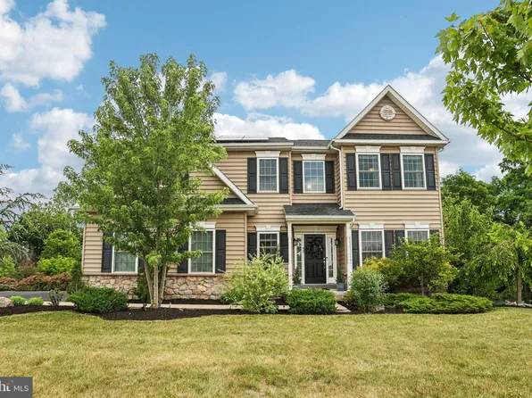 427 Green Meadow Dr, Douglassville, PA 19518