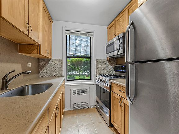 5th image of 2550 Independence Ave APT 2F