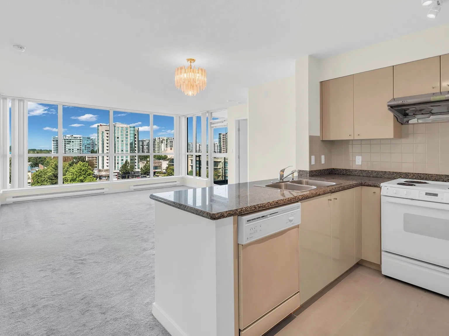 2 bed, 940 sqft, $2,580 — Photo 2