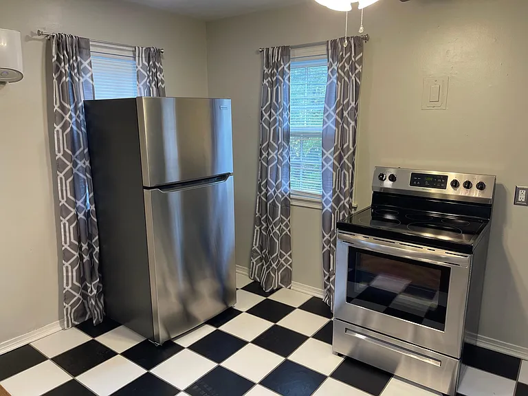 4520 N Harvey Pkwy #4 — Photo 4