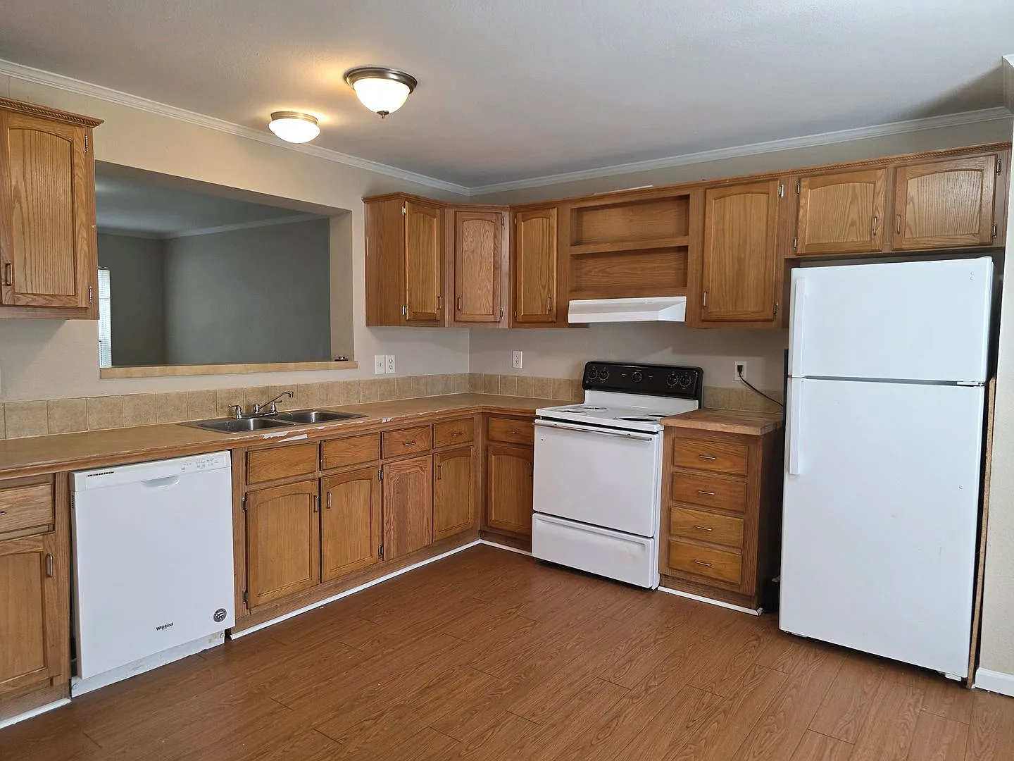 Bright & Refreshed 3BR Townhome Ready for MoveIn — Photo 2