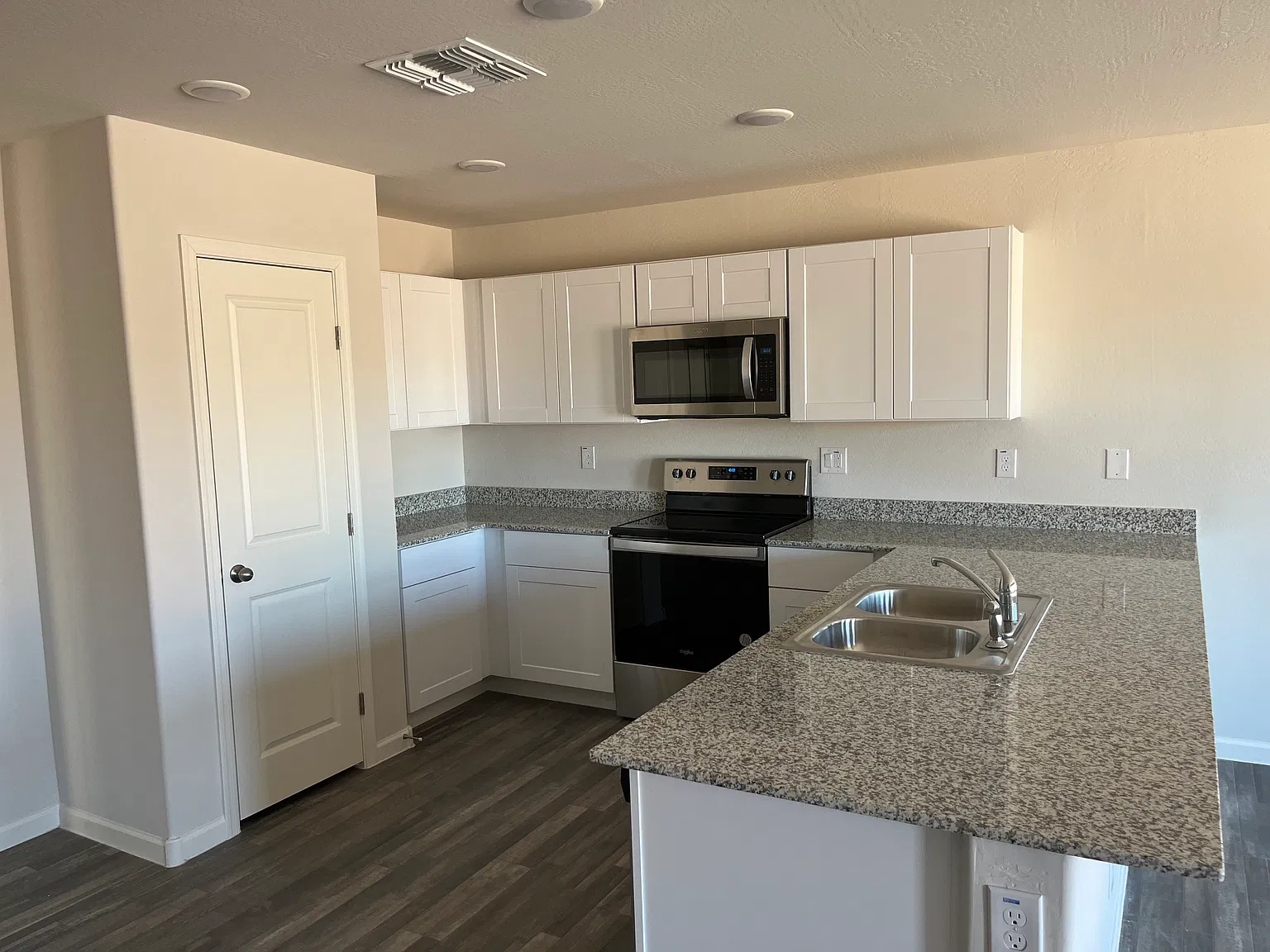 4 bed, 1400 sqft, $1,895 — Photo 3