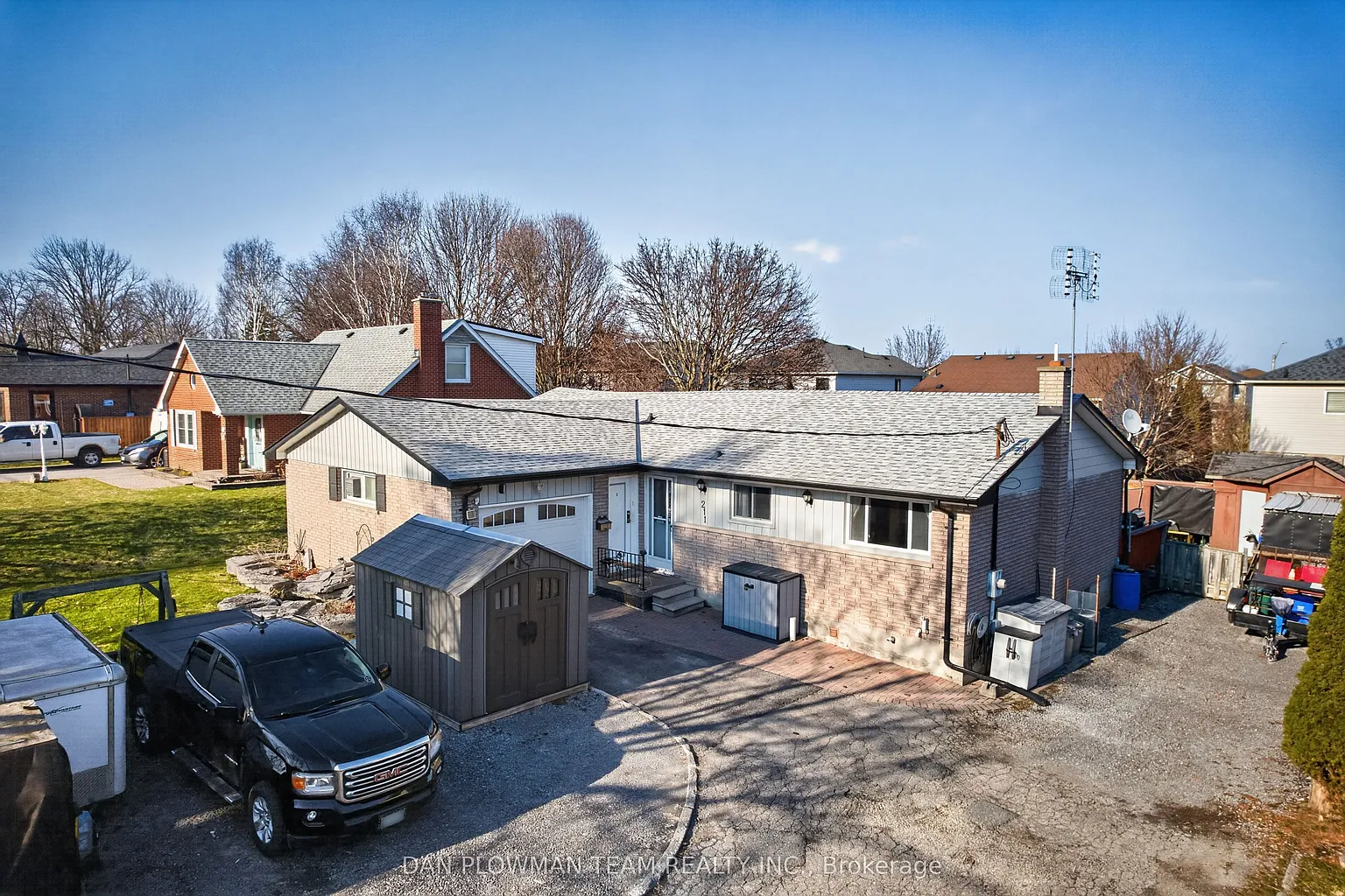 211 Liberty St N photo 1