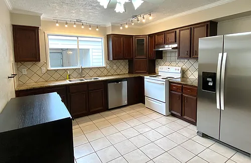 16246 New Field Dr Photo 1