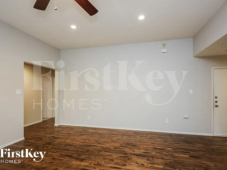 10901 Braemoor Dr — Photo 3
