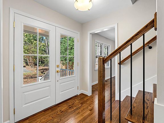 4th image of 704 Hedgewood Ter