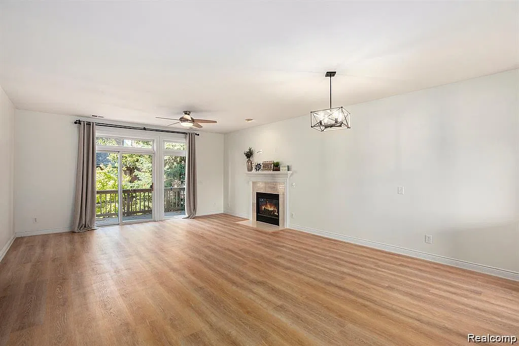 2 bed, 2.0 bath, 1331 sqft, $2,200 — Photo 4
