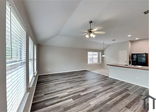 4 bed, $2,500 — Photo 2