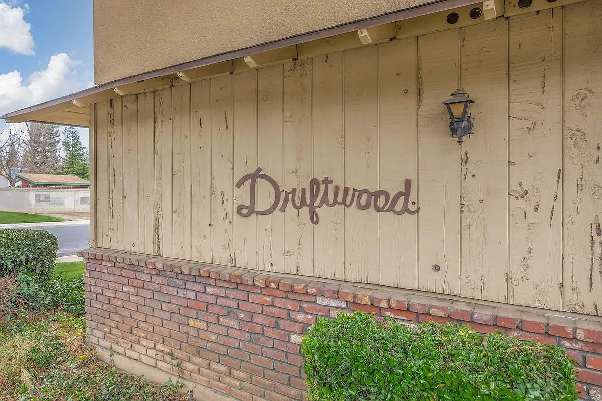 Driftwood Apartments — Photo 1