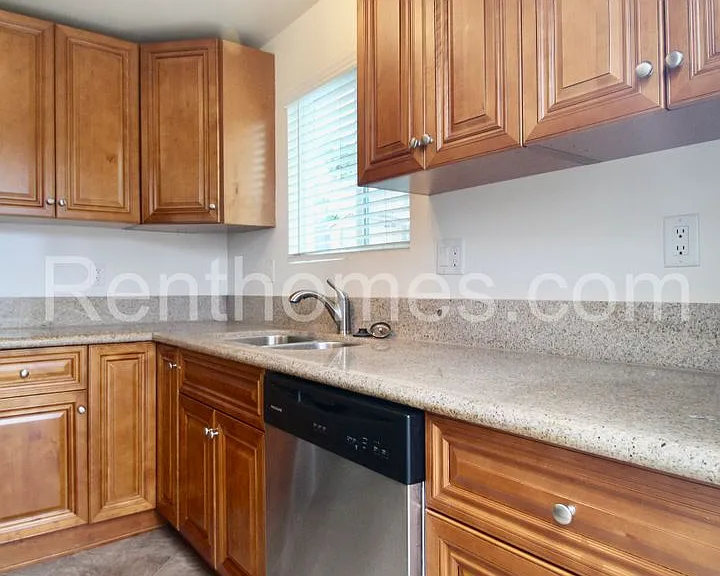 2345 Comstock St — Photo 7