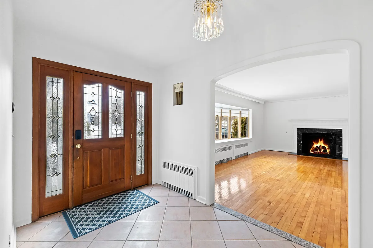 Front entryway. - 115 Stonehedge Dr N