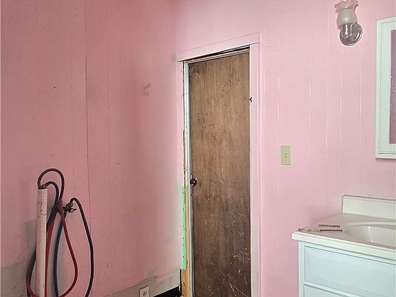 5th image of 374 W Thurston St
