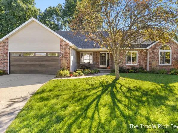 216 Glenview Ct NE, Rockford, MI 49341