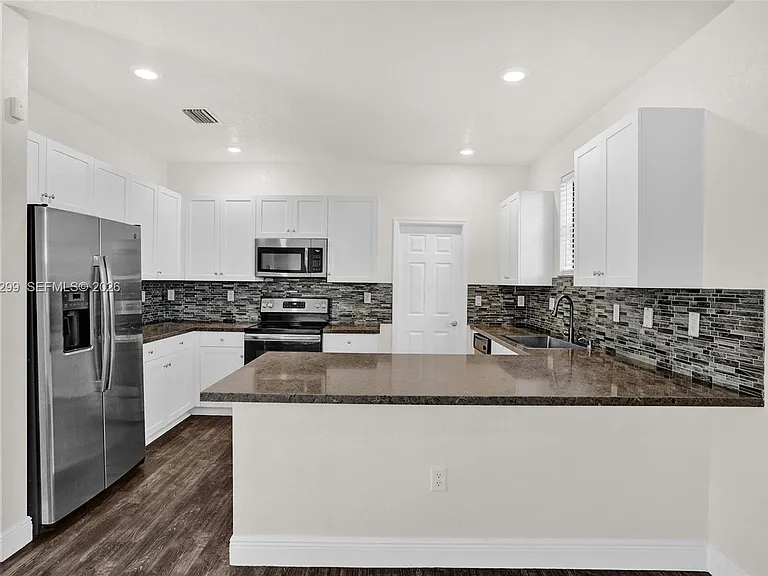 2502 NE 1st St — Photo 9