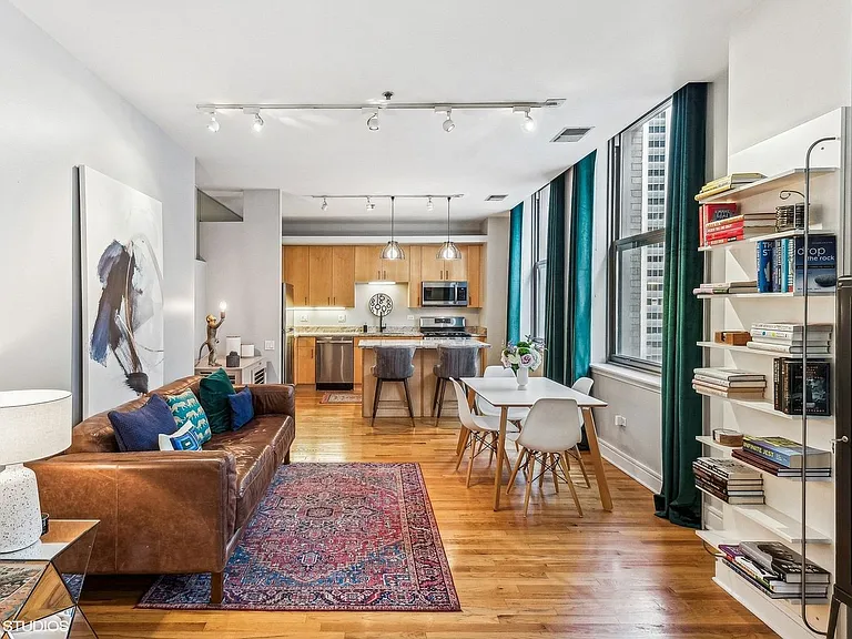 212 W Washington St #1703 — Photo 2