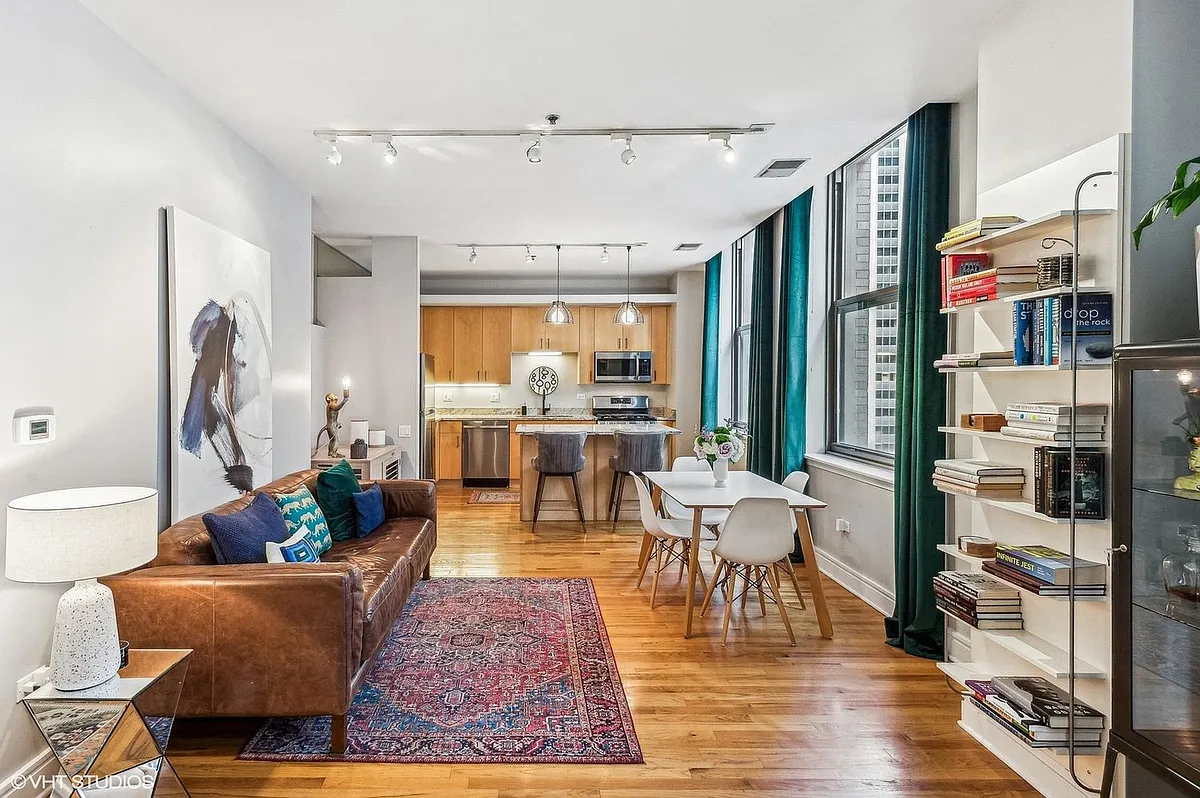 Building Photo - 212 W Washington St #1703