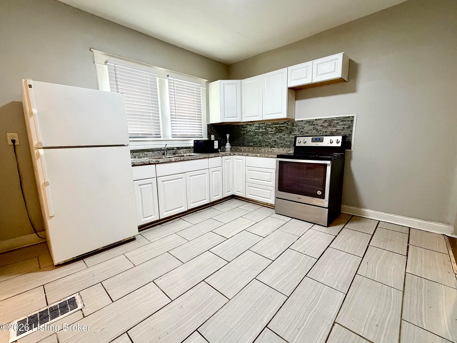 3 bed, 1.5 bath, 2498 sqft, $1,200 — Photo 4