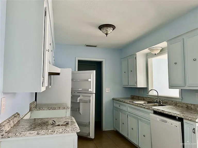 700 W Iris Ave — Photo 9